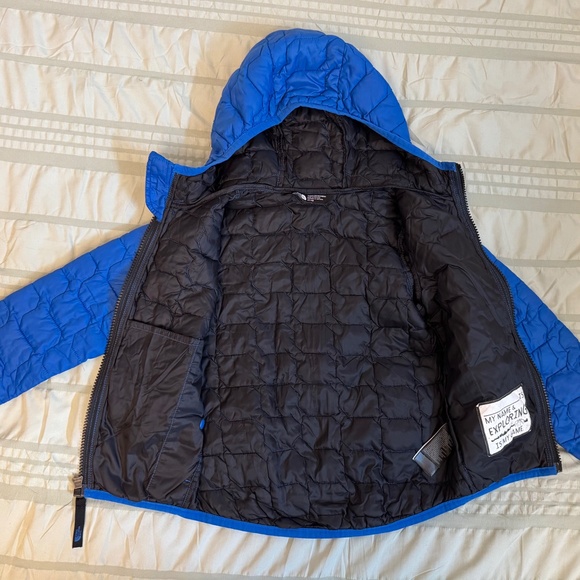 North Face Thermoball Boys Coat Size 4T - Picture 4 of 5